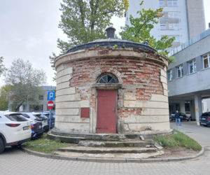 Przy szpitalu MSWiA niszczeje zabytkowa rotunda. „Stopień zużycia technicznego 72%”