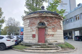 Przy szpitalu MSWiA niszczeje zabytkowa rotunda. „Stopień zużycia technicznego 72%”