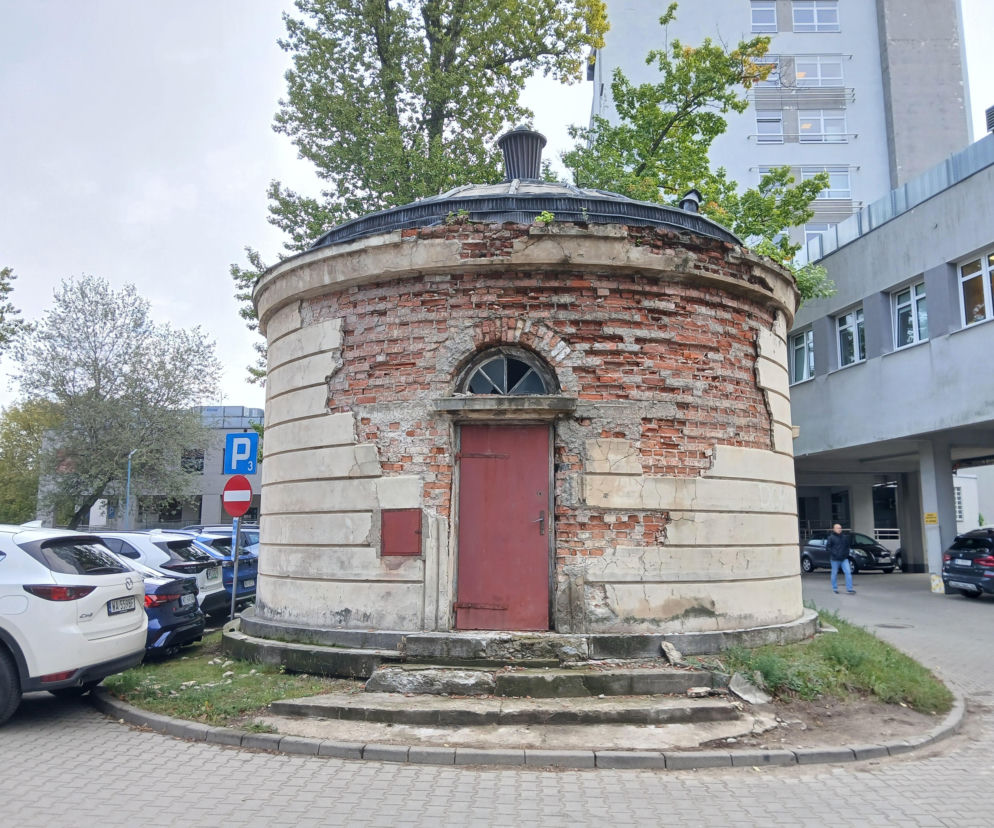 Zniszczona, ceglana rotunda przy szpitalu MSWiA w Warszawie. O niszczejącym zabytku przeczytasz w serwisie Architektura.