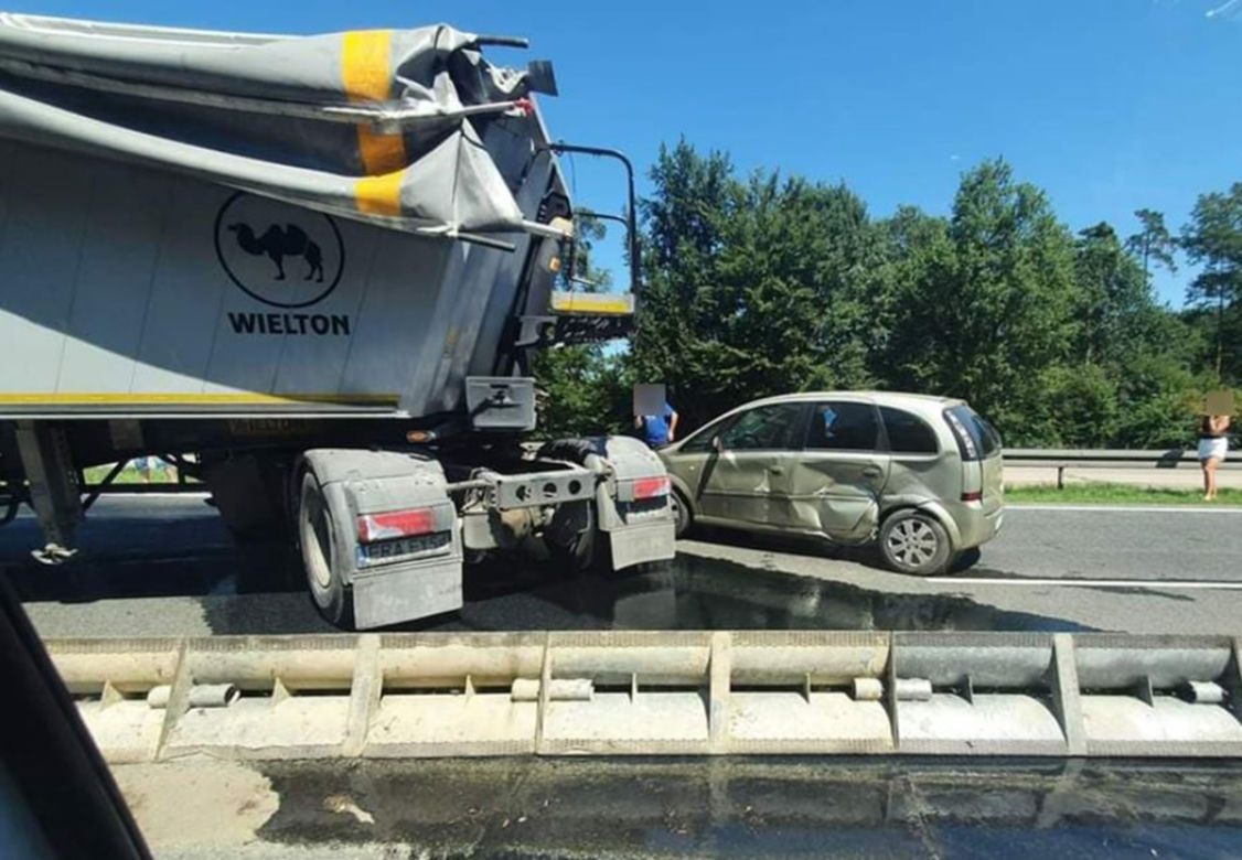 Wypadek na autostradzie A4. Ciężarówka uderzyła w auta
