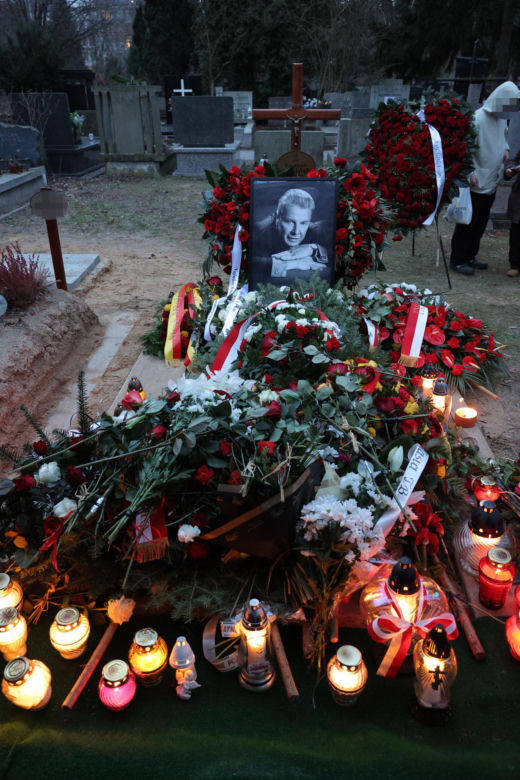 Żałobnik przewrócił pomnik na pogrzebie Kamińskiego