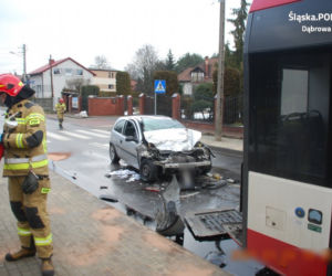 Dąbrowa Górnicza: Pijany kierowca kradzionym autem doprowadził do kolizji z autobusem. Dwie osoby zostały ranne [ZDJĘCIA]