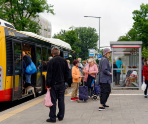 Te osoby pojadą za darmo autobusami i tramwajami w Warszawie. Rewolucja w komunikacji miejskiej