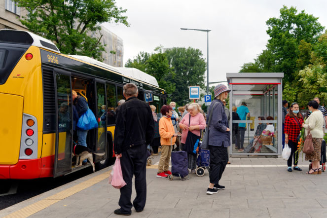 Te osoby pojadą za darmo autobusami i tramwajami w Warszawie. Rewolucja w komunikacji miejskiej