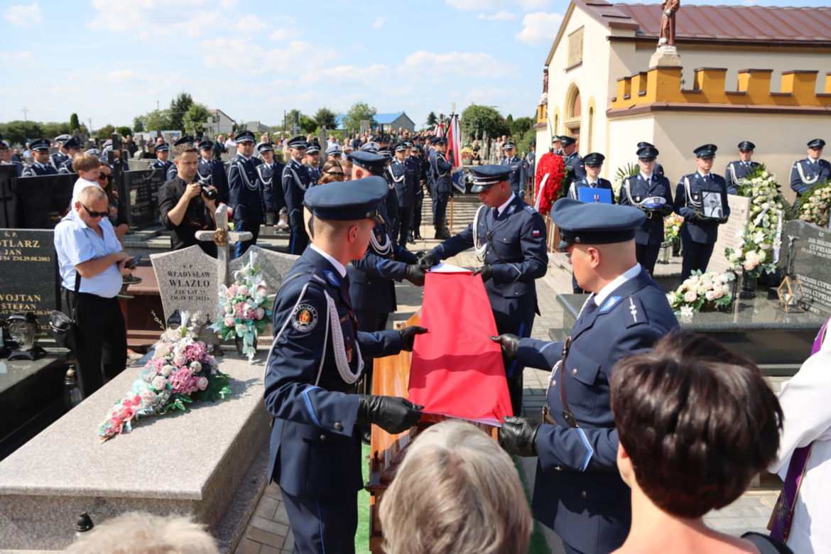 Pogrzeb policjanta, który zmarł po interwencji. Polska Policja pożegnała asp. sztab. Bogdana Orzeszka