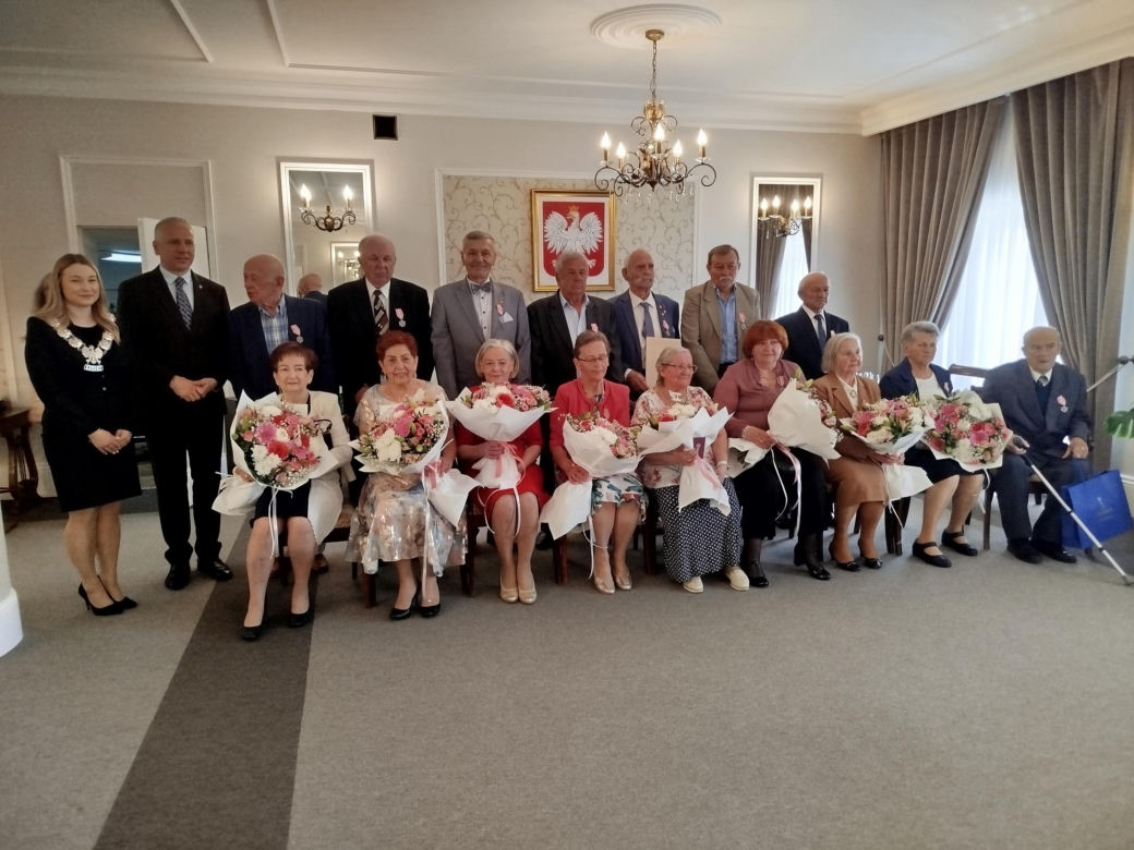 Pamiątkowe medale, legitymacje i kwiaty z okazji 50-lecia pożycia małżeńskiego odebrało w Siedlcach osiem par
