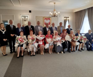 Pamiątkowe medale, legitymacje i kwiaty z okazji 50-lecia pożycia małżeńskiego odebrało w Siedlcach osiem par
