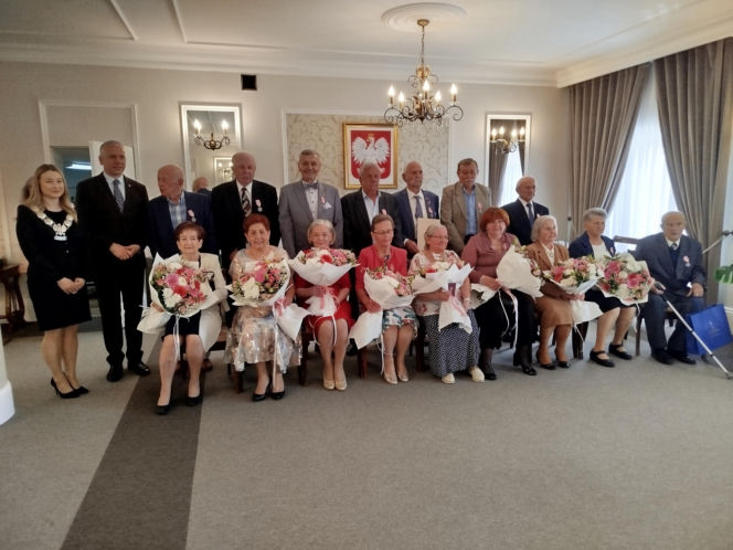 Pamiątkowe medale, legitymacje i kwiaty z okazji 50-lecia pożycia małżeńskiego odebrało w Siedlcach osiem par