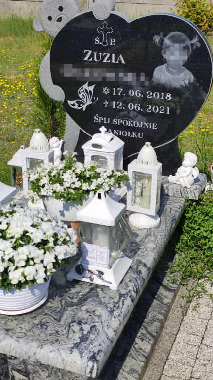 Potworni rodzice skatowali malutką Zuzię na śmierć. Sąd zabrał ją od kochającej rodziny. Widok pomnika sprawia, że serce pęka