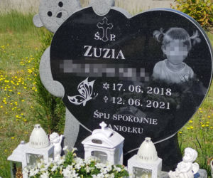 Biały miś trzyma portret maleńkiej Zuzi. Niewinna dziewczynka nie żyje przez mamusię
