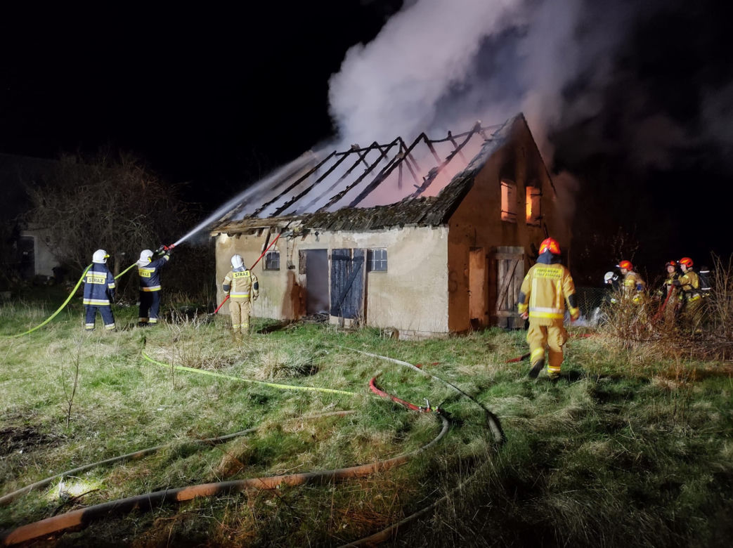 Nocny pożar niedaleko Piły. Budynek gospodarczy poszedł z dymem 