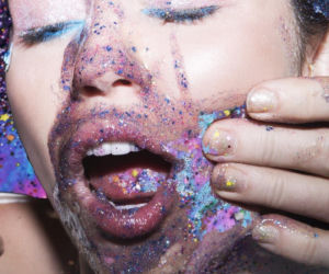 Ojciec Miley Cyrus zachwycony wybrykami córki
