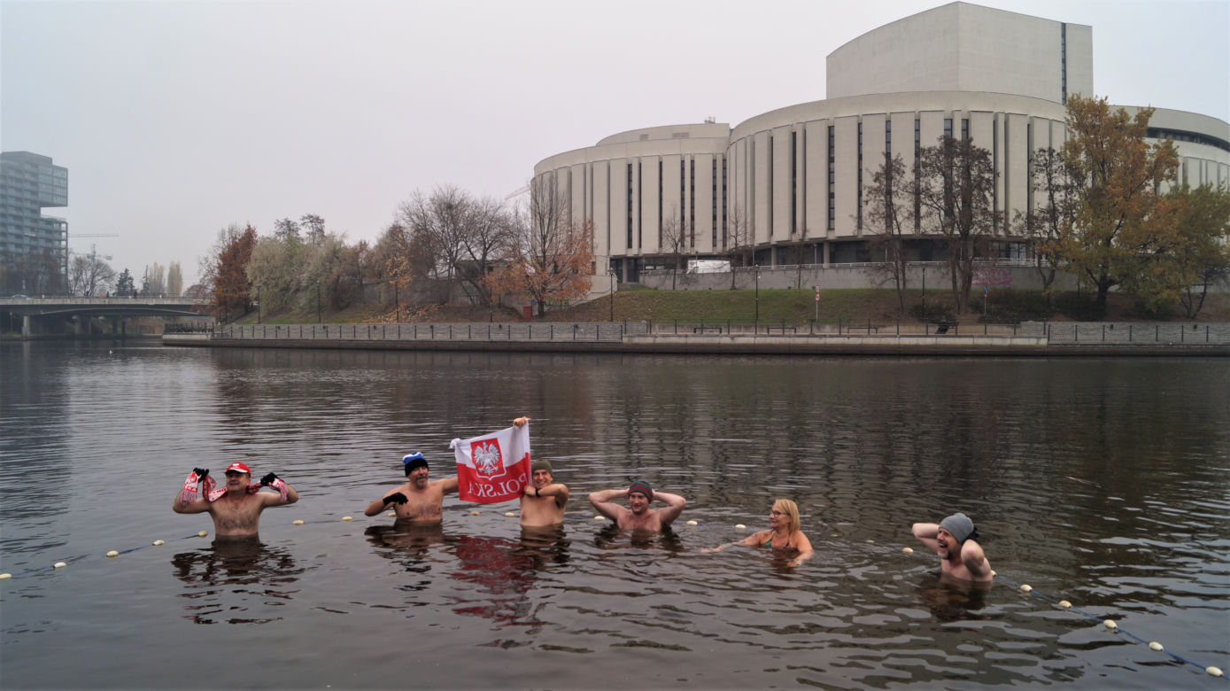 Bydgoskie morsy wskoczyły do Brdy! Za nami inauguracja sezonu na Wyspie Młyńskiej 