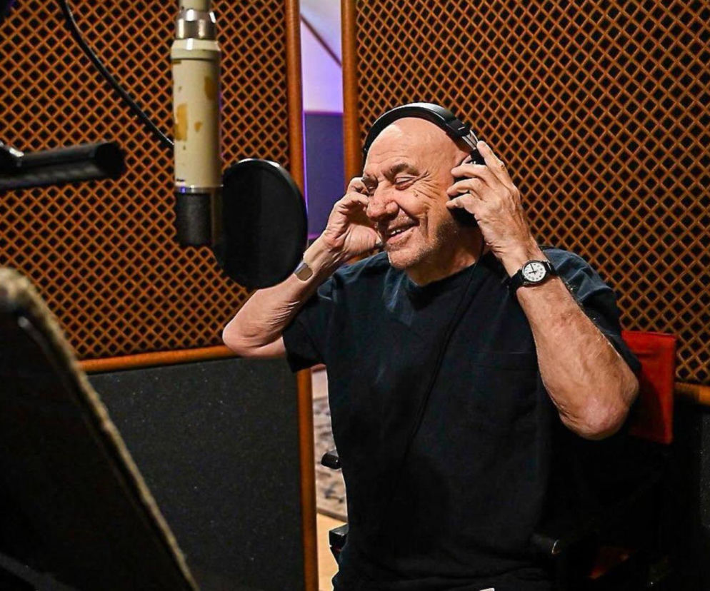 Uśmiechnięty Bill Ward w słuchawkach w studiu nagraniowym. O nowym albumie muzyka przeczytasz na EskaRock.