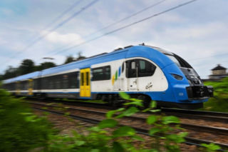 Składy Kolei Śląskich na celowniku graficiarzy. Skutki wandalizmu odczuwają pasażerowie