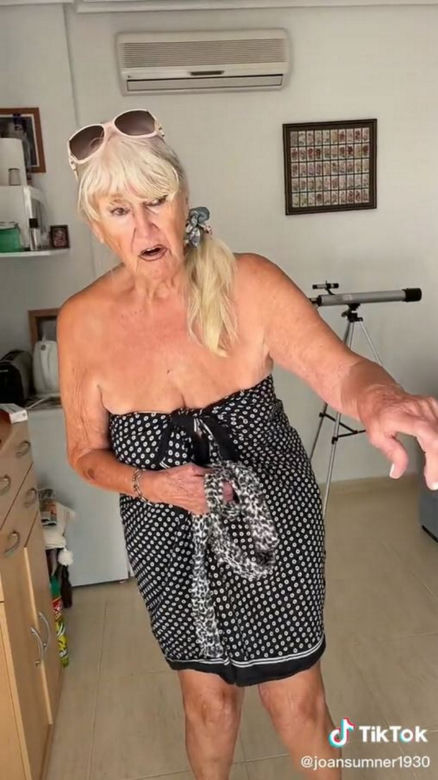 Ma 92 lata i chętnie pokazuje ciało.Joan Woodhouse uwielbia nosić bikini i krótkie sukienki