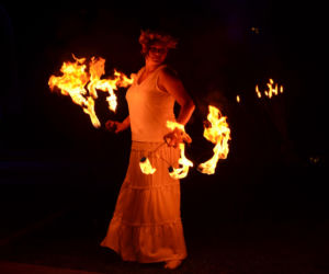 Pokaz fireshow w wykonaniu tancerzy i tancerek Teatru Ognia „Mantra” z Makowa Mazowieckiego