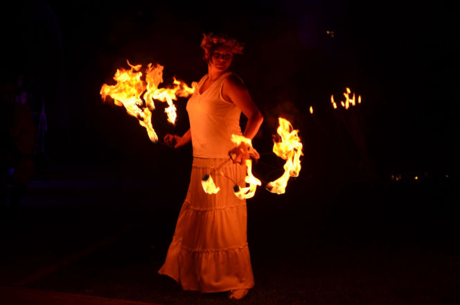 Pokaz fireshow w wykonaniu tancerzy i tancerek Teatru Ognia „Mantra” z Makowa Mazowieckiego