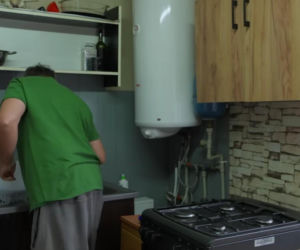 Rolnicy. Podlasie. Andrzej z Plutycz pokazał, jak teraz mieszka. W oczy rzuca się salon z telewizorem