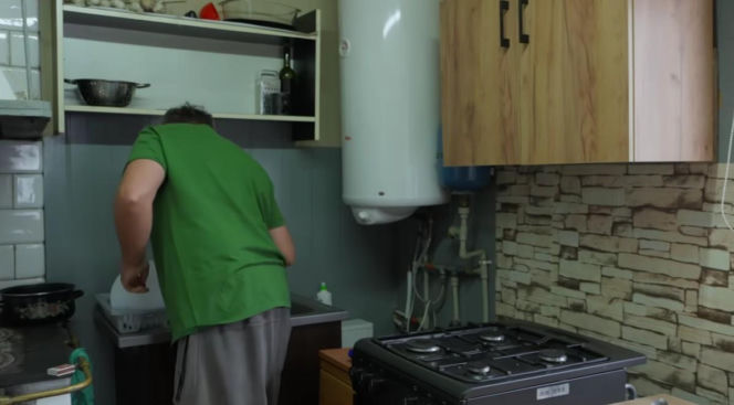 Rolnicy. Podlasie. Andrzej z Plutycz pokazał, jak teraz mieszka. W oczy rzuca się salon z telewizorem