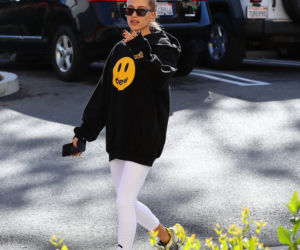 Hailey Bieber wychodzi z zajęć pilatesu