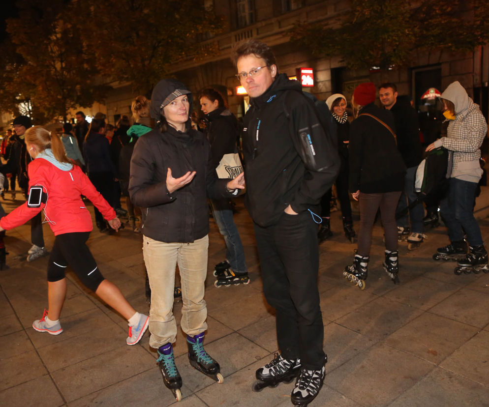 Nightskating. Warszawiacy przejechali stolicę na rolkach [Zdjęcia]