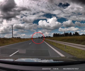 Kierowca ciężarówki wyprzedzał „na trzeciego” i zepchnął auto na pobocze! Mrożące krew w żyłach nagranie