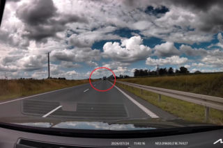 Kierowca ciężarówki wyprzedzał „na trzeciego” i zepchnął auto na pobocze! Mrożące krew w żyłach nagranie