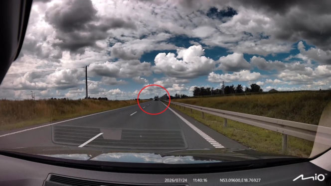Kierowca ciężarówki wyprzedzał „na trzeciego” i zepchnął auto na pobocze! Mrożące krew w żyłach nagranie