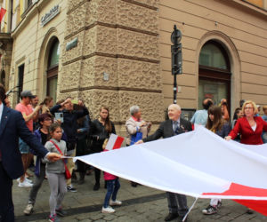 Od Bramy Floriańskiej do Wawelu: Kraków pobił rekord na najdłuższą flagę Polski! [ZDJĘCIA]