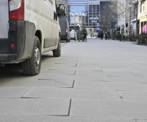 Deptak w centrum Warszawy za miliony w ruinie? Urzędnicy uspokajają, a internauci grzmią!