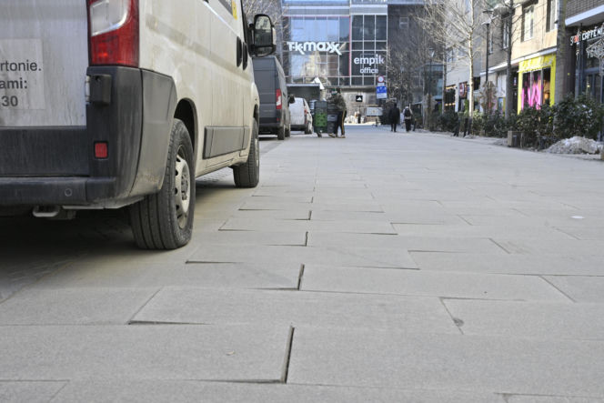 Deptak w centrum Warszawy za miliony w ruinie? Urzędnicy uspokajają, a internauci grzmią!