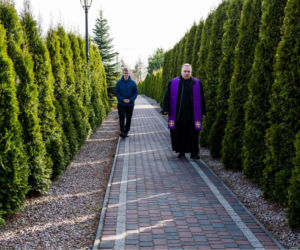 Ksiądz spowiada, spacerując [ZOBACZ ZDJĘCIA]