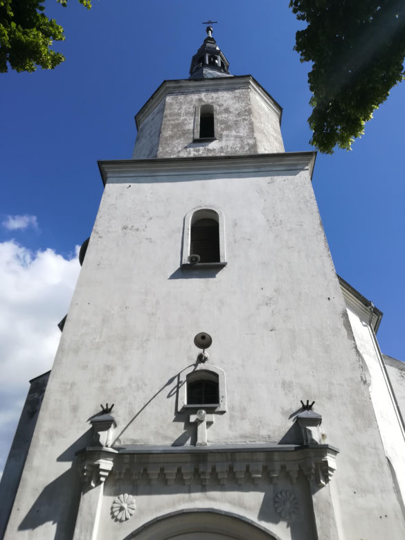 To miasto ma jeden z najpiękniejszych pałaców w Łódzkiem. Zachwyca też klasztorem