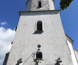 To miasto ma jeden z najpiękniejszych pałaców w Łódzkiem. Zachwyca też klasztorem