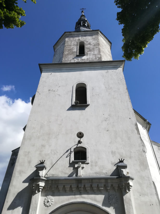 To miasto ma jeden z najpiękniejszych pałaców w Łódzkiem. Zachwyca też klasztorem