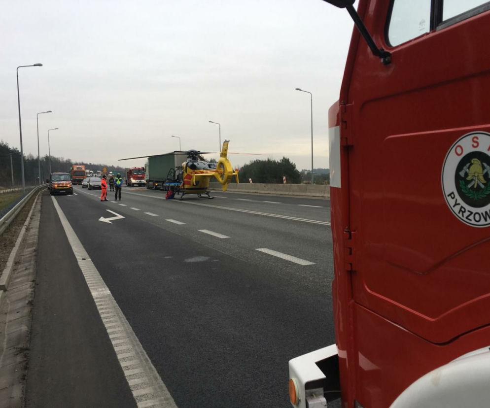 Poważny wypadek na S1. Ludzie byli zakleszczeni w samochodzie, są ranni!