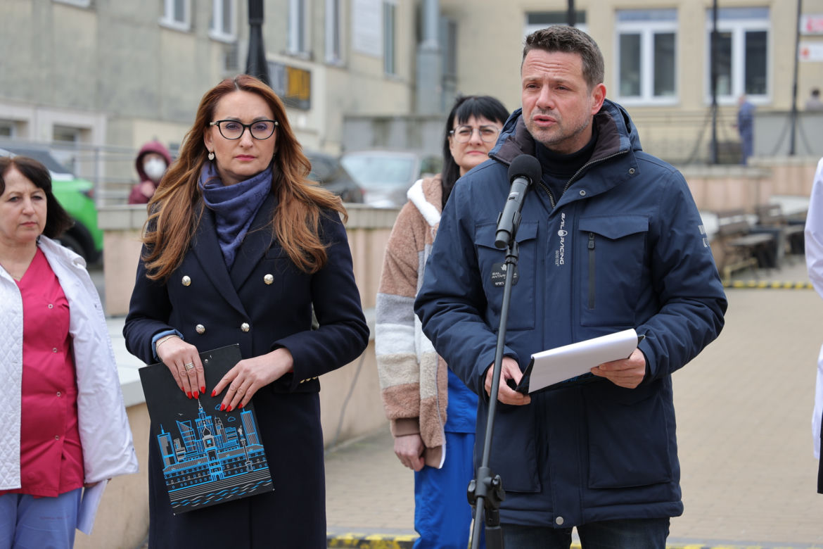Warszawa zatrudnia medyków z Ukrainy. Konferencja Rafała Trzaskowskiego pod Szpitalem Bielańskim.