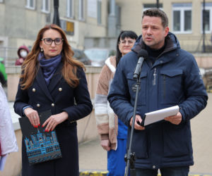 Warszawa zatrudnia medyków z Ukrainy. Konferencja Rafała Trzaskowskiego pod Szpitalem Bielańskim.