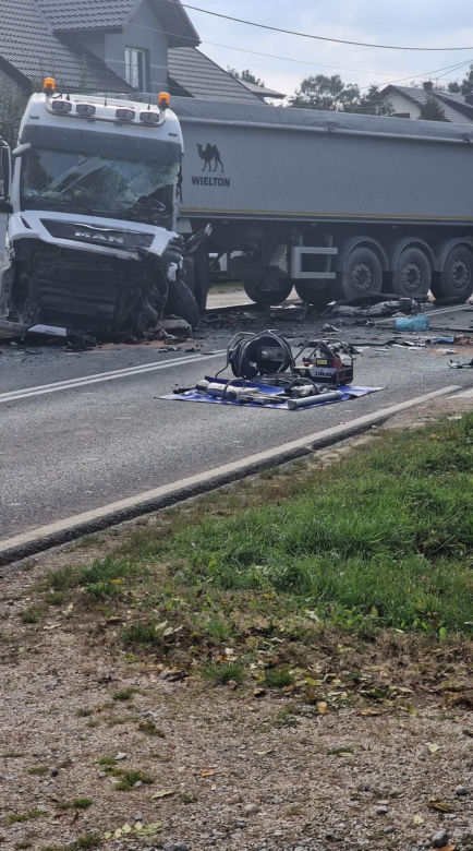Dwaj kierowcy zginęli po zderzeniu busa z ciężarówką