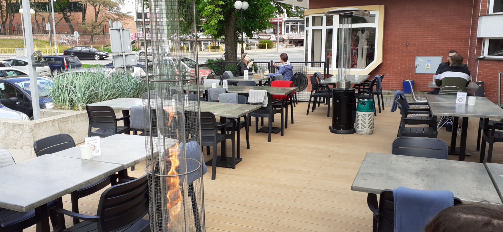 Przechodnie w Iławie bez maseczek oraz pierwsi klienci ogródków w restauracjach