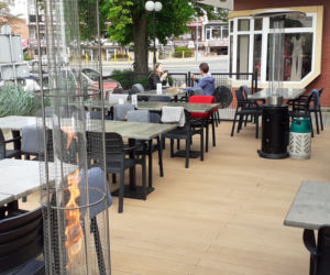 Przechodnie w Iławie bez maseczek oraz pierwsi klienci ogródków w restauracjach