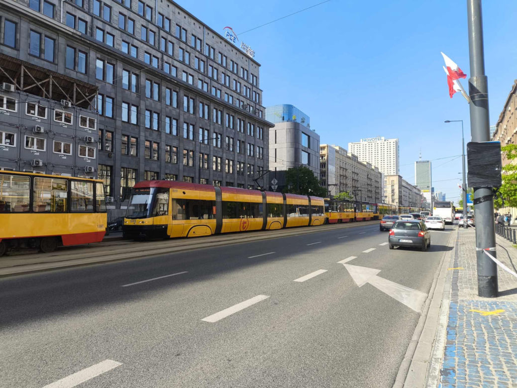 Zderzenie tramwajów w centrum Warszawy. 13 osób rannych, ruch tramwajowy wstrzymany