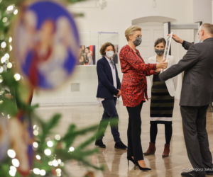 Agata Duda ubiera choinkę
