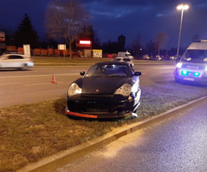 Pijany uciekając przed policją rozbił porsche.