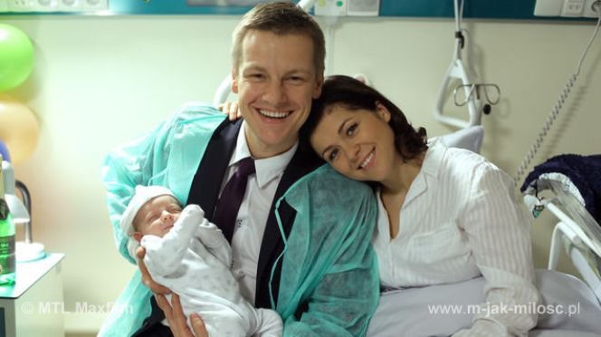 M jak miłość odc. 1062. Kinga (Katarzyna Cichopek), Piotrek (Marcin Mroczek), Mikołaj 