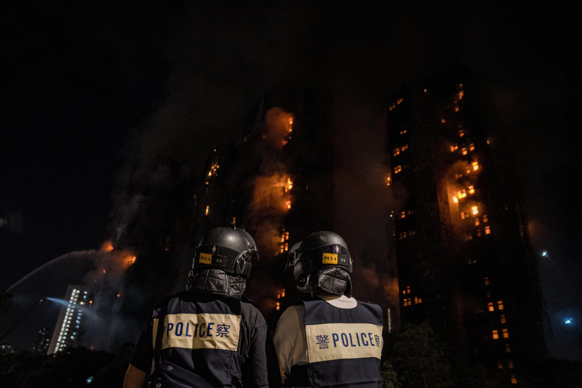 To najtragiczniejszy pożar w Hongkongu od dziesięcioleci. Bilans ofiar wzrósł do 94. Strażacy muszą przeszukać 2 tysiące mieszkań