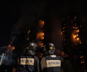 To najtragiczniejszy pożar w Hongkongu od dziesięcioleci. Bilans ofiar wzrósł do 94. Strażacy muszą przeszukać 2 tysiące mieszkań