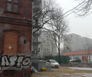 Budynek, do którego przenoszą się bezdomni