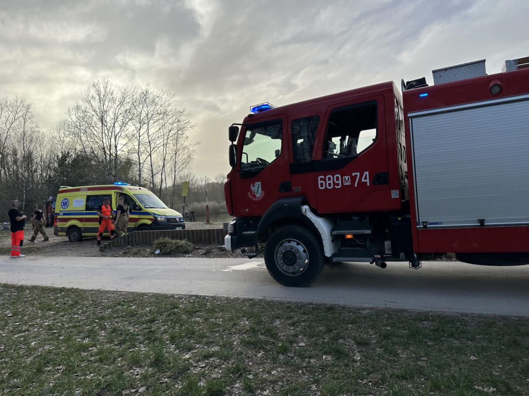 Dramatyczna akcja ratunkowa pod Wołominem. Wskoczył do lodowatej wody i nie wypłynął. Nie żyje młody chłopak